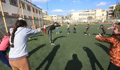 Afrinli kadın antrenör kız çocuklarından futbol takımı kurdu