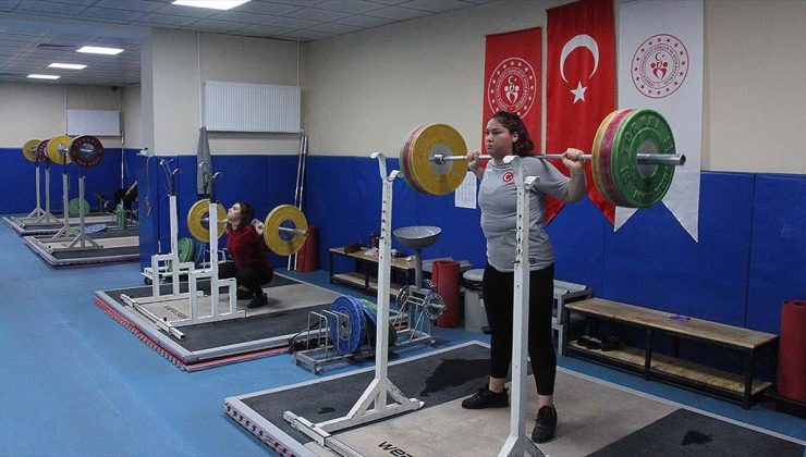 Ailesinin “boyun kısa kalır” uyarısına rağmen haltere başlayan Zeynep'in hedefi olimpiyat