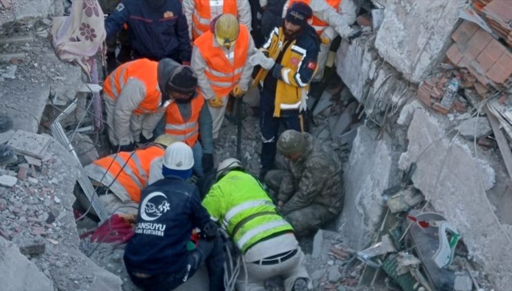 Kahramanmaraş'ta bir kadın enkazdan 61 saat sonra yaralı kurtarıldı