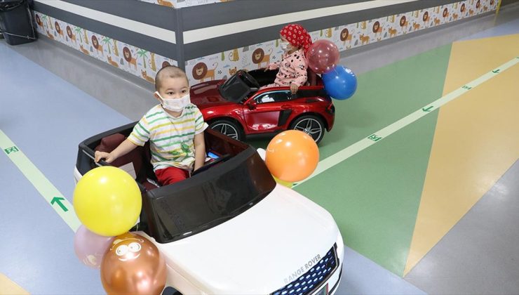 Kanser hastası çocuklar hastanede sedye yerine akülü arabaya biniyor