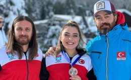 Milli kayakçı Sıla Kara, Bosna Hersek'teki FIS Kupası'nda bronz madalya kazandı