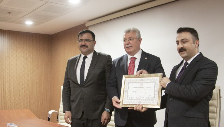 AK Parti Milletvekili Akbaşoğlu mazbatasını teslim aldı