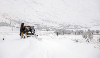 Antalya'nın yüksek kesimlerinde bazı mahalle yolları kardan ulaşıma kapandı