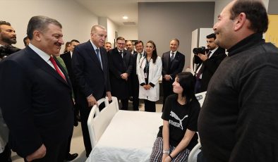 Cumhurbaşkanı Erdoğan, İzmir Bayraklı Şehir Hastanesinde tedavi gören çocukları ziyaret etti
