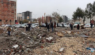 Depremlerde çocuklarını kaybeden aileler, Adıyaman'da yıkılan otelin enkazına çiçek bıraktı