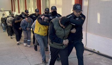 Adana merkezli “Sibergöz-21” operasyonu kapsamında yakalanan 21 zanlı tutuklandı