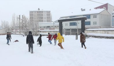 Ağrı'nın 5 ilçesinde kar nedeniyle köy okullarında eğitime ara verildi