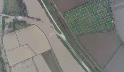 Çanakkale'de taşkın nedeniyle su altında kalan tarım arazileri dronla görüntülendi