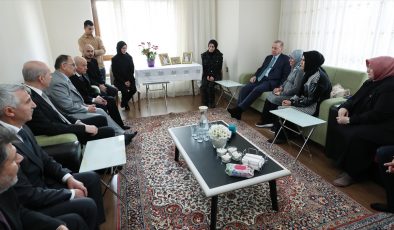 Cumhurbaşkanı Erdoğan, Kahramanmaraş'ta depremzede aileyle bir araya geldi
