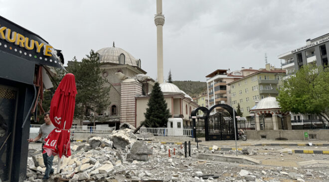 Çankırı’da şiddetli rüzgar nedeniyle minare yıkıldı, çatılar uçtu