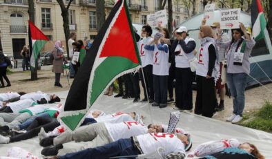 Fransa Dışişleri Bakanlığı yakınında göstericiler Gazze için açlık grevi başlattı