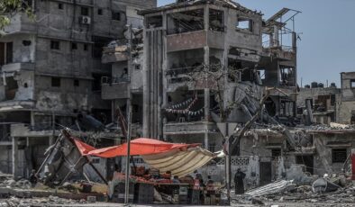 Gazze'deki Han Yunus Belediyesi, imkansızlıklara rağmen İsrail'in bıraktığı enkazı temizliyor
