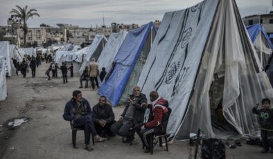 İsrail, kara saldırısı öncesinde Refah'a sığınanları çıkarmak için 40 bin çadır satın alıyor