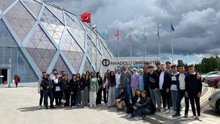 Öğrenciler Eskişehir’in tarihi ve kültürel mekanlarını gezdi